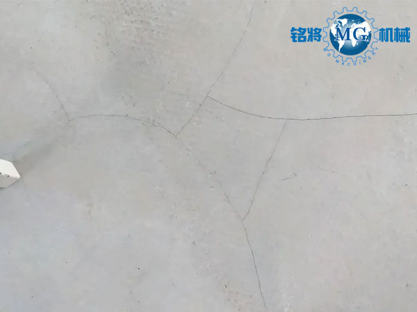 都說(shuō)石膏基自流平抗開(kāi)裂,可為啥到處開(kāi)裂? 都說(shuō)石膏基自流平抗開(kāi)裂,可為啥到處開(kāi)裂?